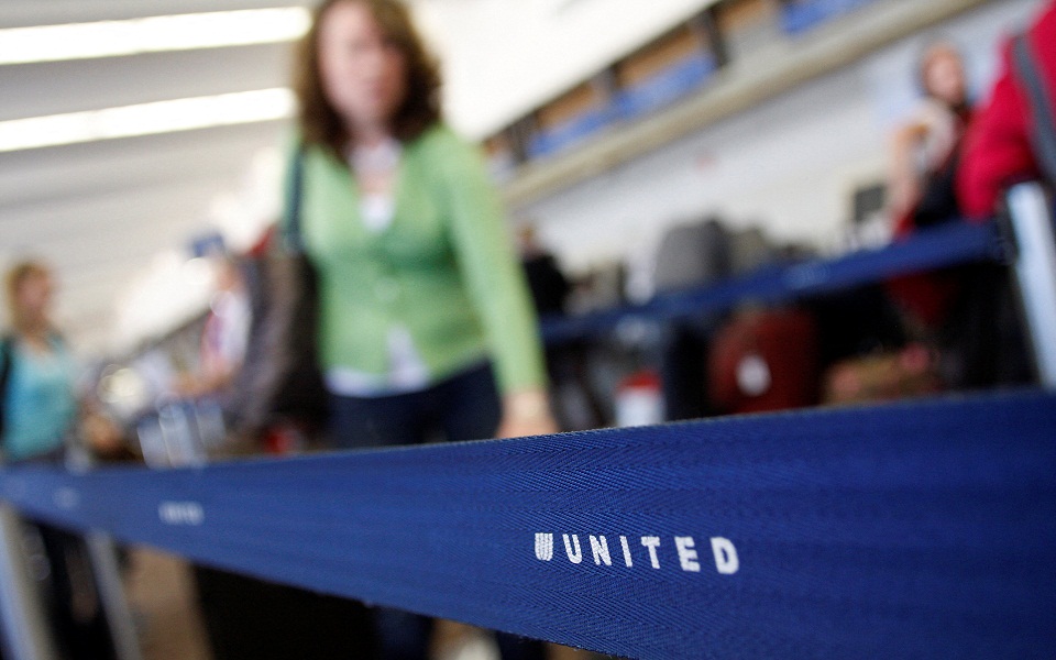 ηπα-επιβάτης-πτήσης-επιχειρεί-να-ανοί-562310137