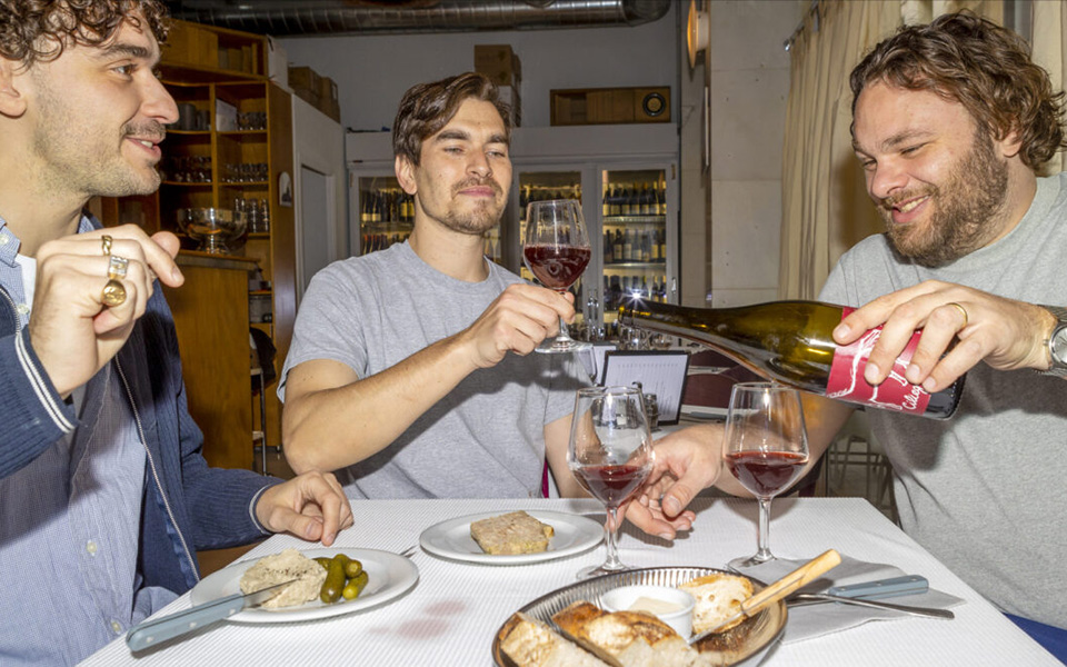 wine-is-fine-τι-κάνουν-δυο-γάλλοι-κι-ένας-έλληνας-562349227