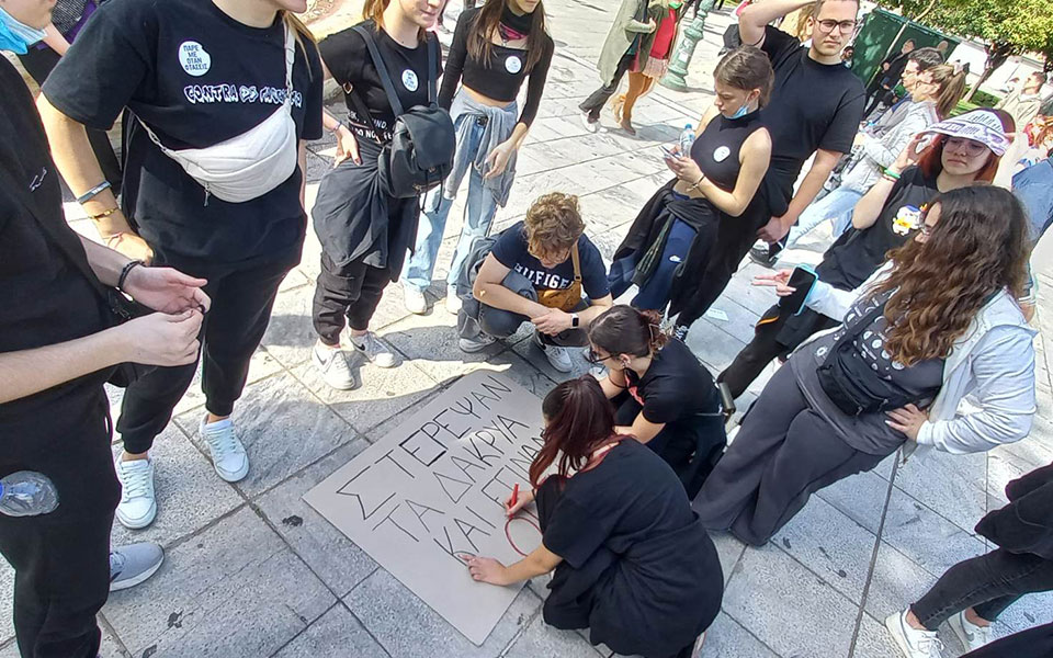 Μαζικές διαδηλώσεις για την τραγωδία στα Τέμπη – Βανδαλισμοί στο κέντρο της Αθήνας-4