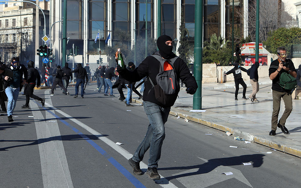 Μαζικές διαδηλώσεις για την τραγωδία στα Τέμπη – Βανδαλισμοί στο κέντρο της Αθήνας-17