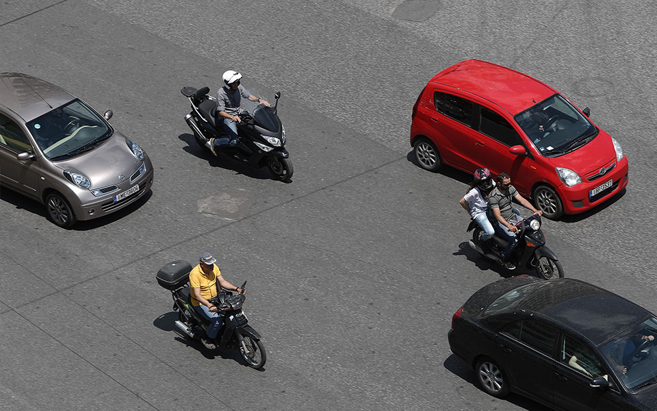 κίνηση-στους-δρόμους-τροχαίο-στην-αττ-562310599