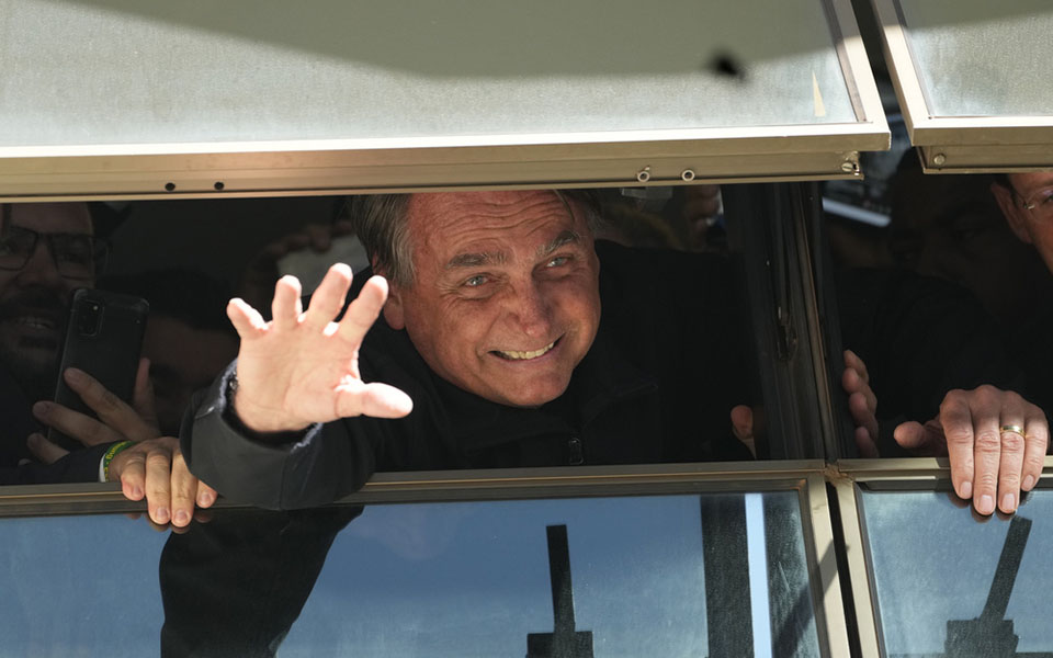 βραζιλία-επέστρεψε-στη-χώρα-ο-μπολσον-562347427