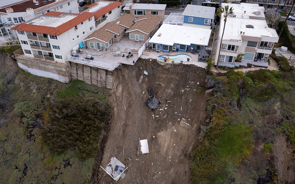 ηπα-σπίτια-στο-χείλος-του-γκρεμού-ύστε-562325716