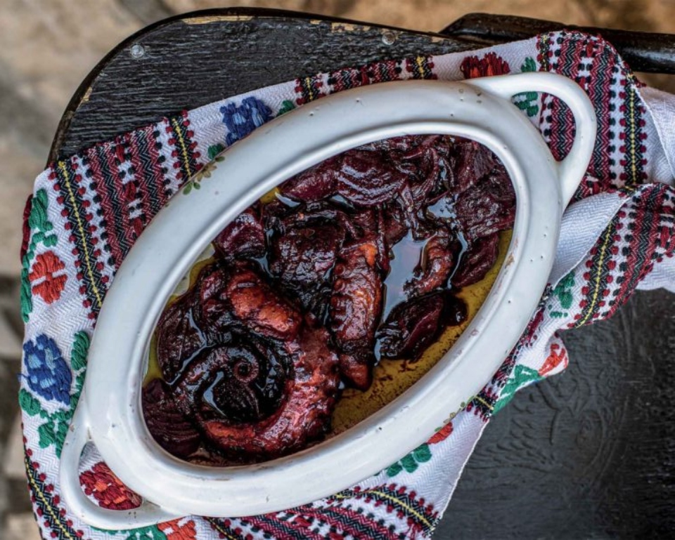 χταπόδι-με-παντζάρια-στην-κατσαρόλα-562310017