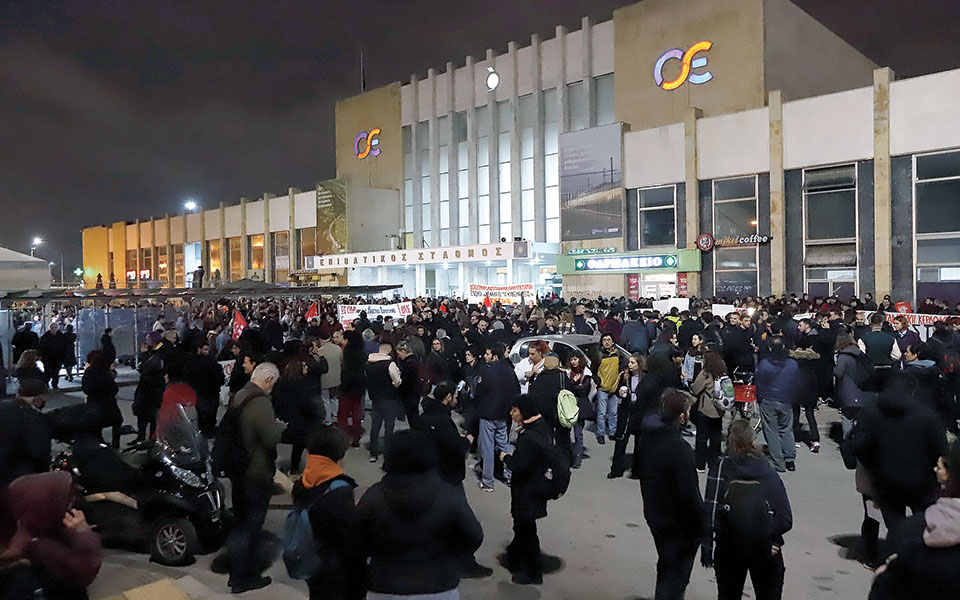 τραγωδία-στα-τέμπη-η-ζωή-πάγωσε-στο-α-562307059