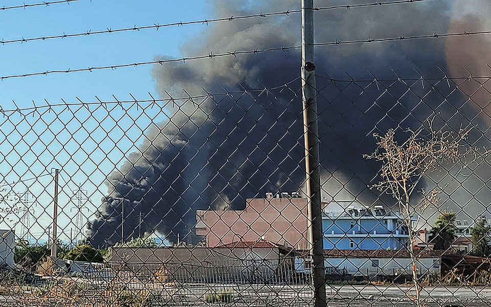 οι-στήλες-καπνού-στη-δυτική-αττική-και-562316035