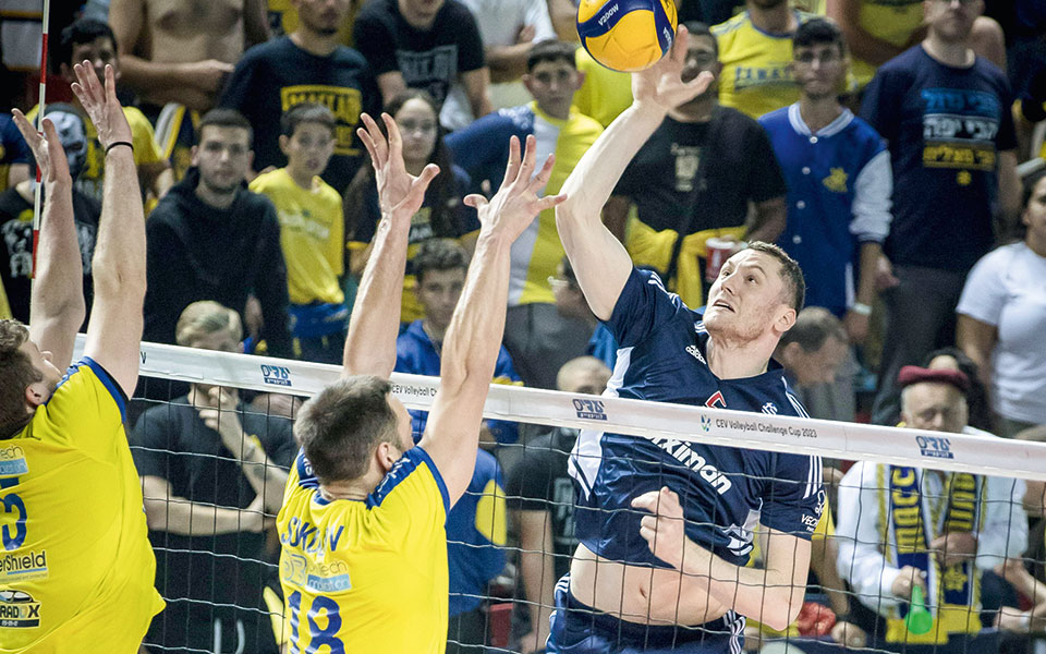 βόλεϊ-δύο-σετ-μακριά-από-το-τρίτο-ευρωπ-562323982