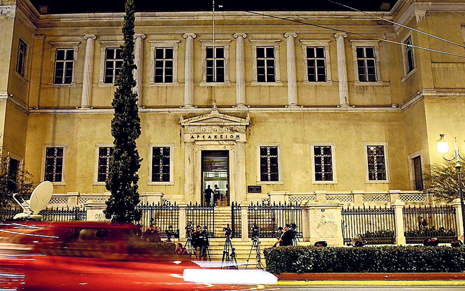 το-ψάρι-βρωμάει-από-το-κεφάλι-στα-αυθ-562332205