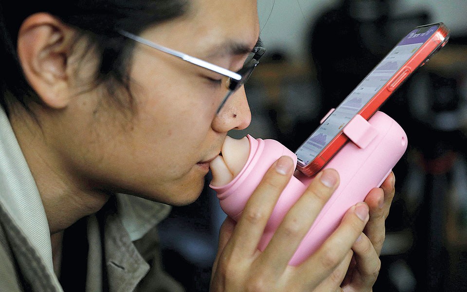 το-φιλί-εξ-αποστάσεως-έγινε-πραγματικ-562338799