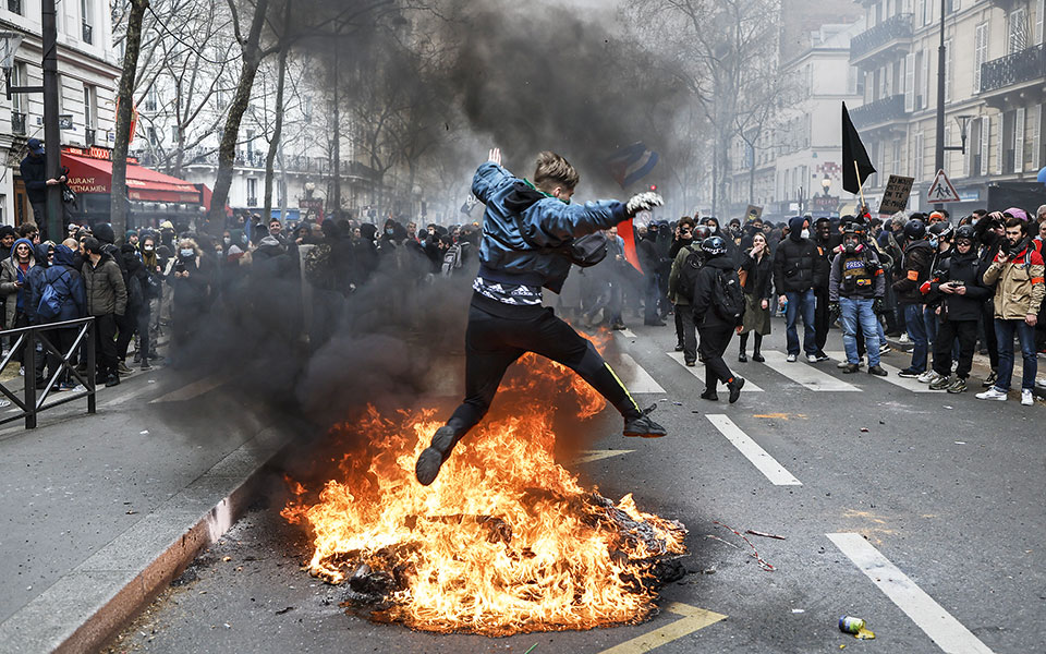 γαλλία-ο-μακρόν-επιμένει-οι-ταραχές-συ-562344580