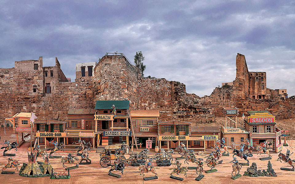 μονομαχία-στο-πλαστικό-σαλούν-562348798