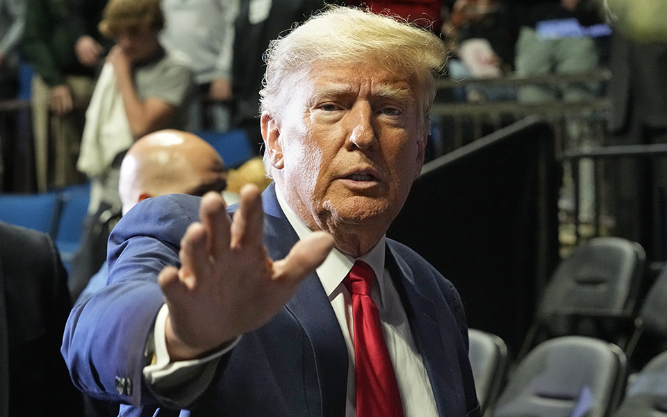 γιατί-ο-τραμπ-επιδιώκει-να-εμφανιστεί-562333906