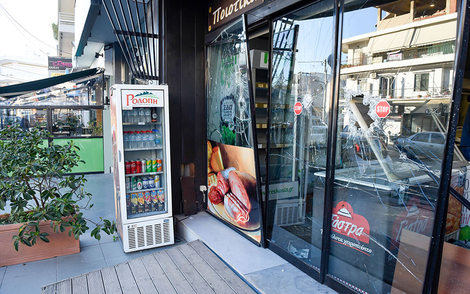 Νέα Ερυθραία: Έκρηξη σε κατάστημα τα ξημερώματα-1