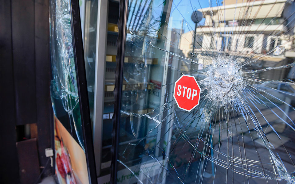 Νέα Ερυθραία: Έκρηξη σε κατάστημα τα ξημερώματα-3