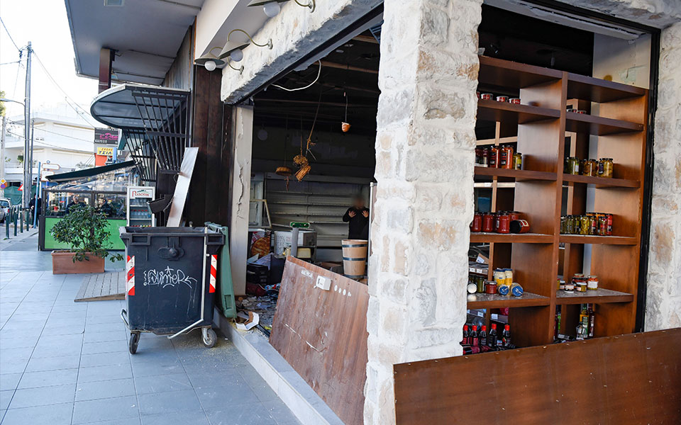 Νέα Ερυθραία: Έκρηξη σε κατάστημα τα ξημερώματα-2