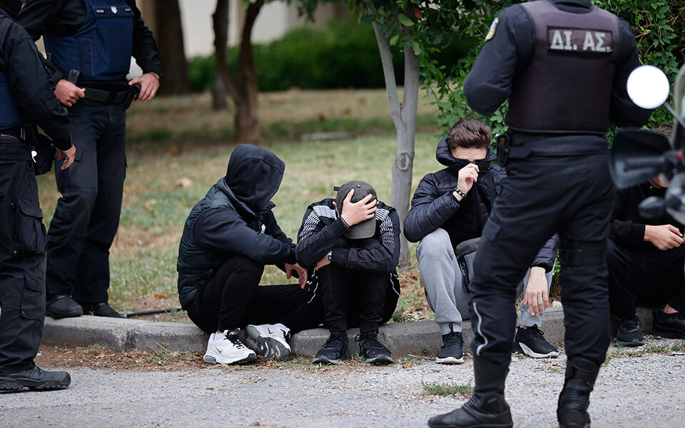 «Ενώ κάνουμε μάθημα, συνάδελφοι έχουν εφημερία στους διαδρόμους»: Νέο περιστατικό βίας σε σχολείο του Ευόσμου-1