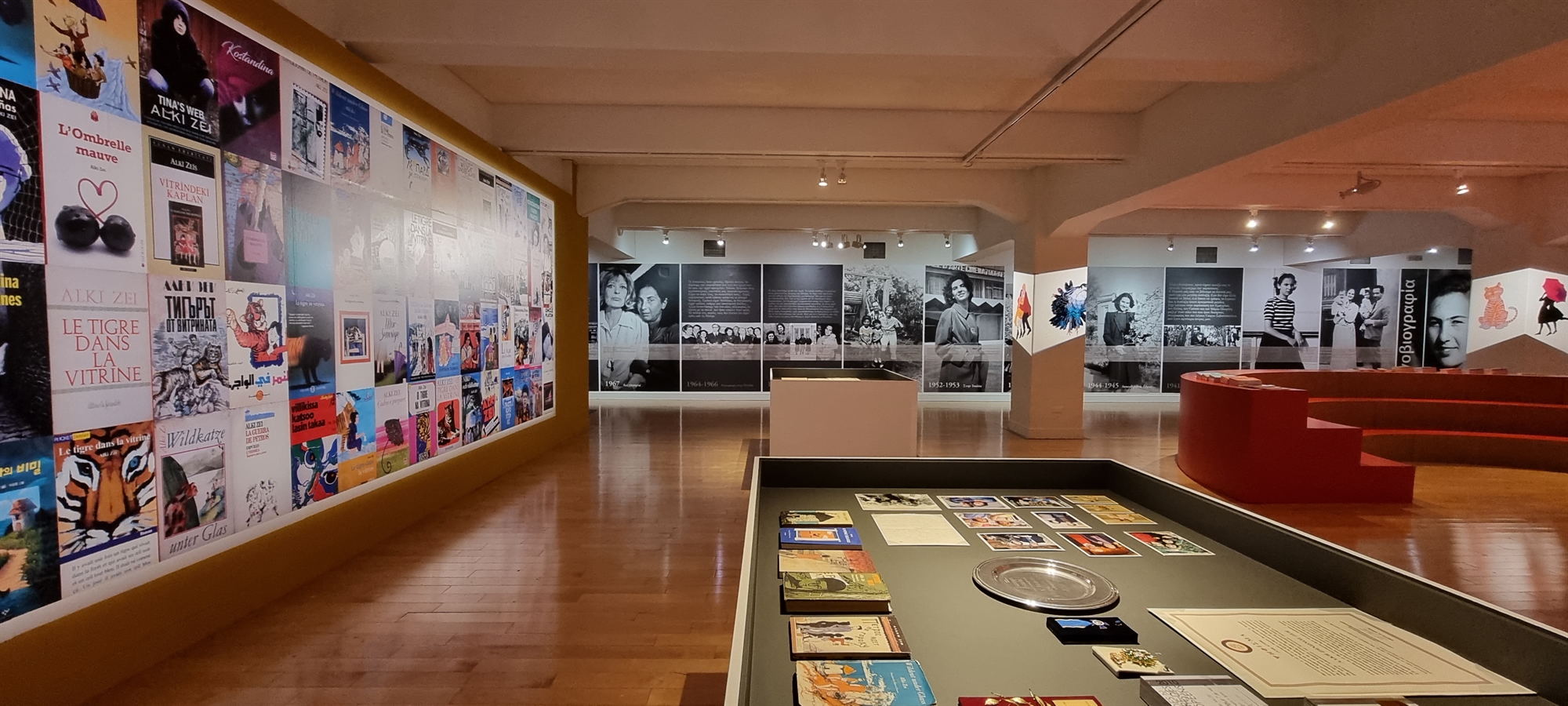 άλκη-ζέη-γράφοντας-με-μολύβι-φάμπερ-562326037