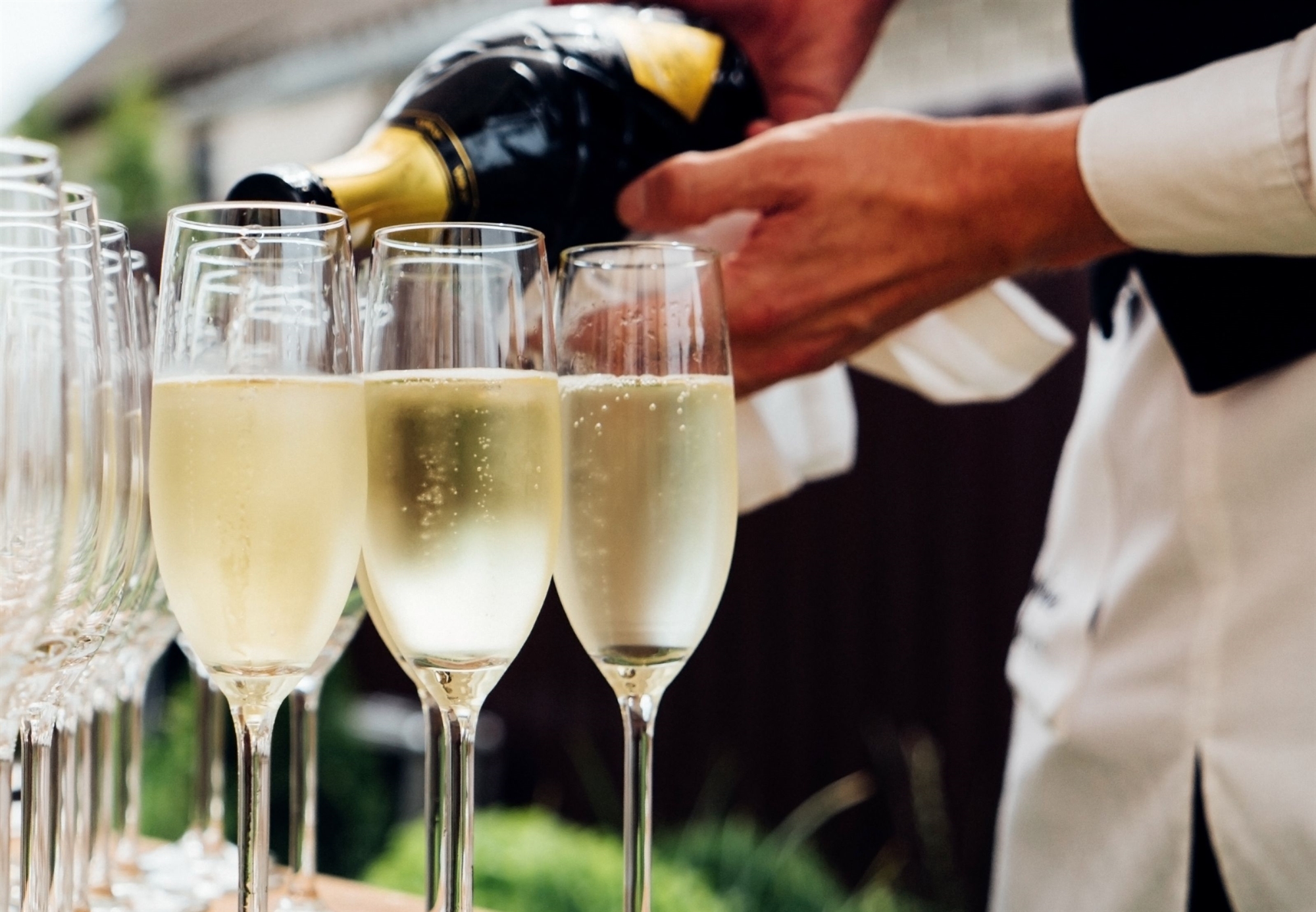 η-γαλλική-σαμπάνια-συνεχίζει-να-ρέει-σ-562335664