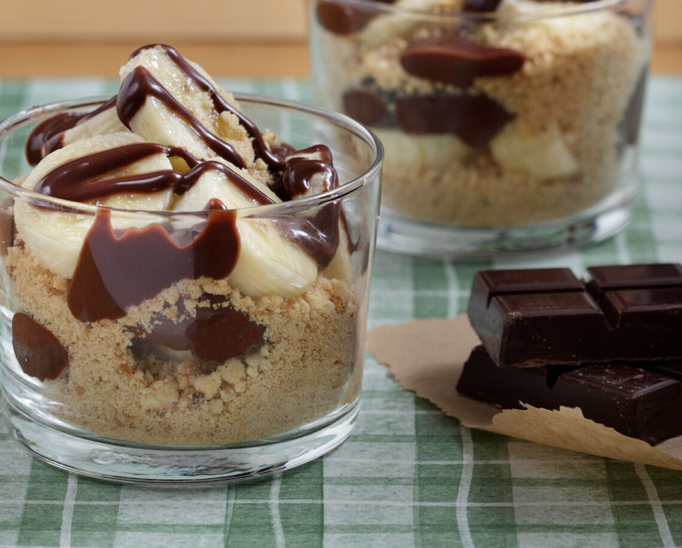 μπανάνα-με-μπισκότα-και-σοκολάτα-σε-μπ-562302751