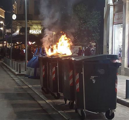 Σύνταγμα: Επεισόδια από κουκουλοφόρους αμαύρωσαν τη συγκέντρωση διαμαρτυρίας-6