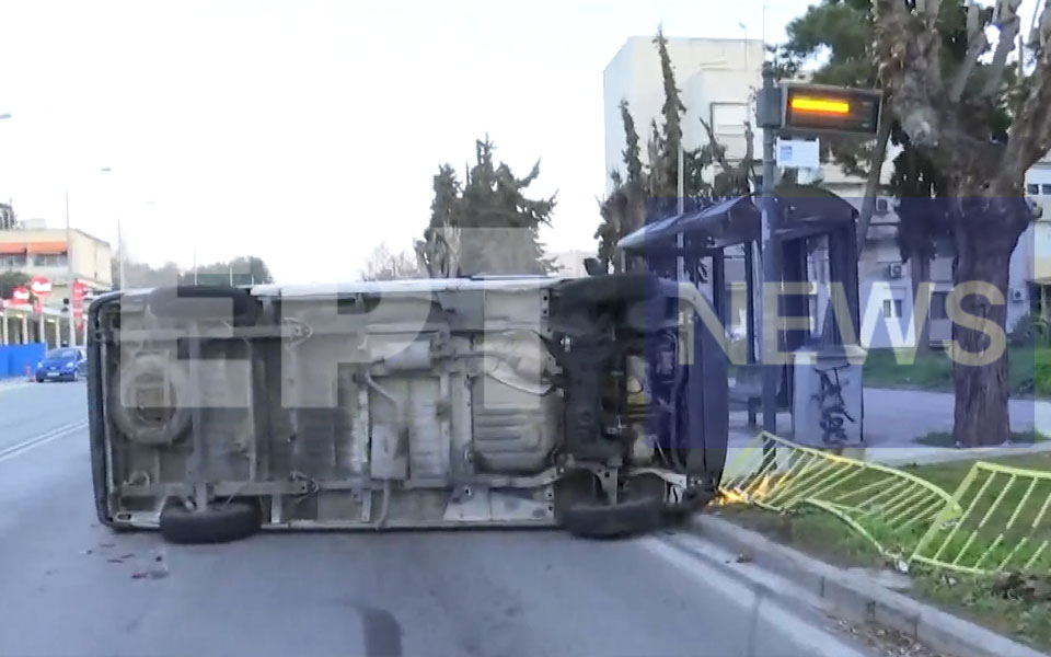 θεσσαλονίκη-φορτηγάκι-έπεσε-πάνω-σε-σ-562308037