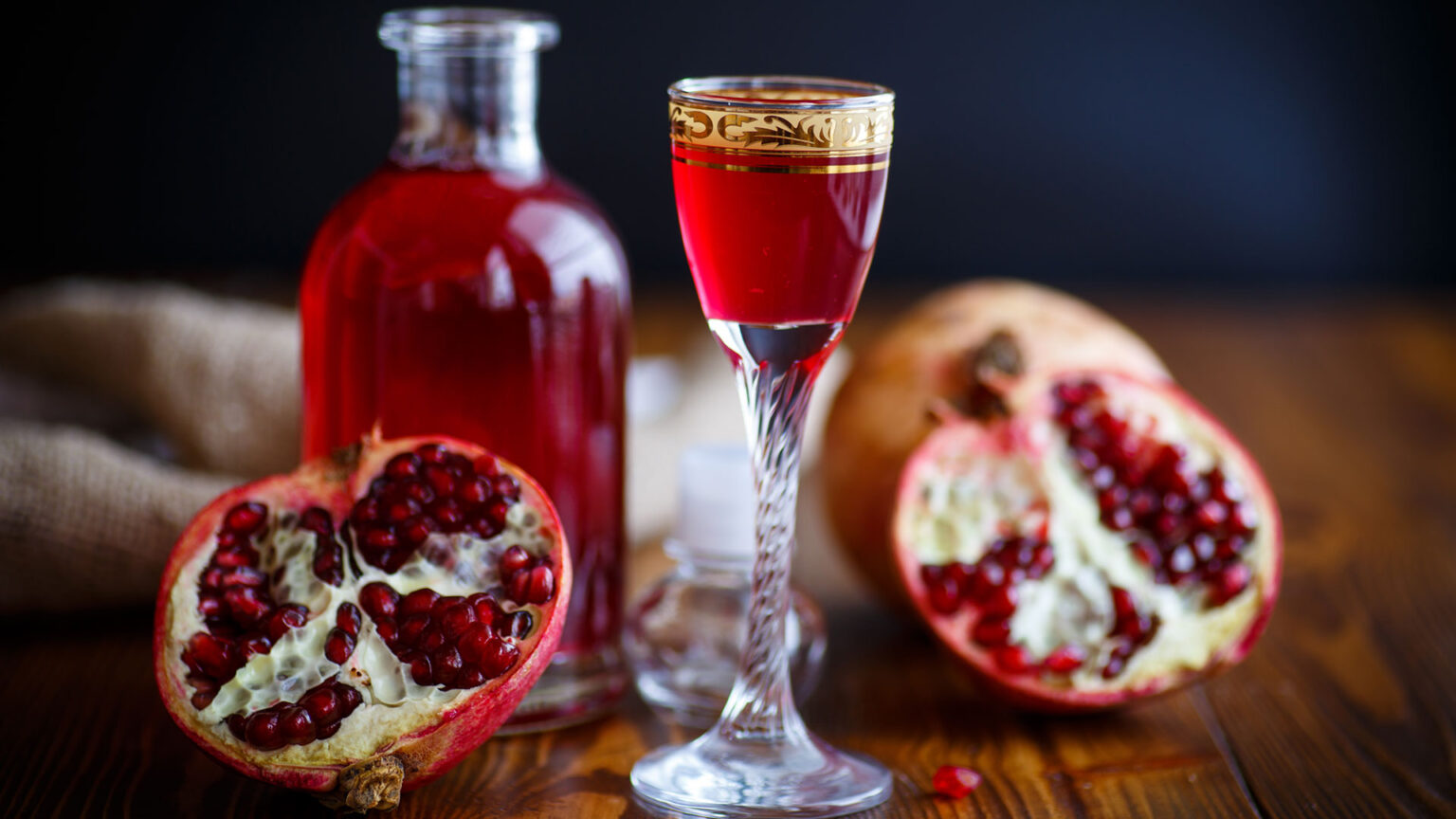 σπιτικά-λικέρ-και-σιρόπια-από-φρούτα-ό-562300342