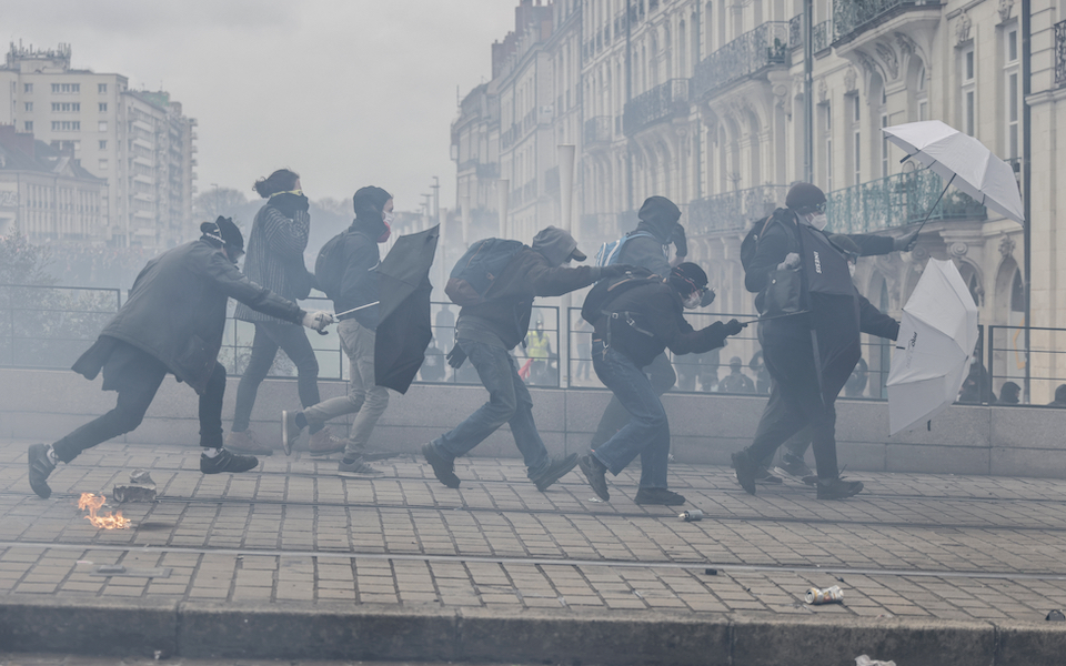 η-γαλλία-φλέγεται-πόσο-άσχημα-είν-562340062