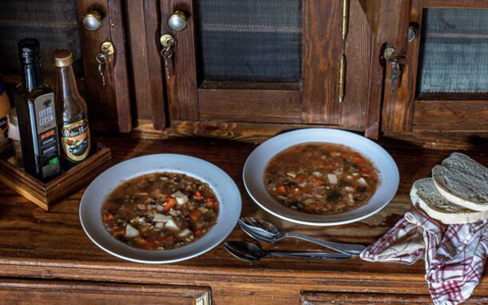 χορτόσουπα-νηστίσιμη-με-κριθαράκι-άλ-562340968