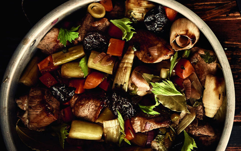 χοιρινό-με-πράσα-και-αποξηραμένα-δαμά-562319203