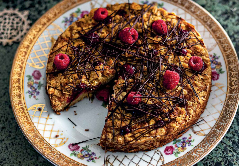 μαζαρέν-με-κόκκινα-φρούτα-και-κραμπλ-β-562332631