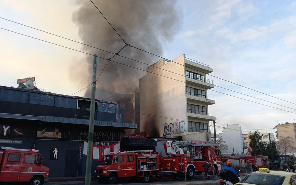 υπό-μερικό-έλεγχο-η-φωτιά-σε-χώρο-διασκ-562324366