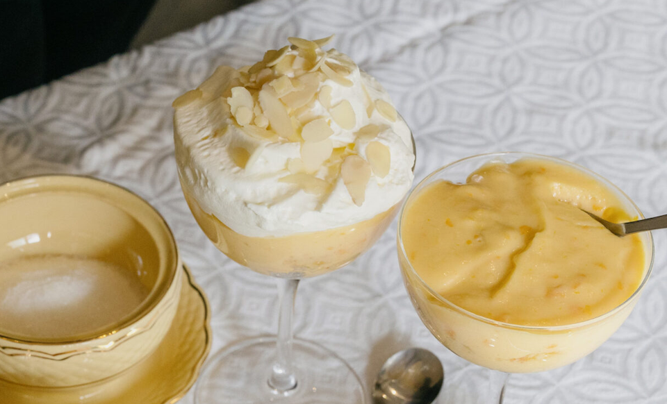 αφράτη-κρέμα-πορτοκαλιού-στο-ποτήρι-σ-562341574