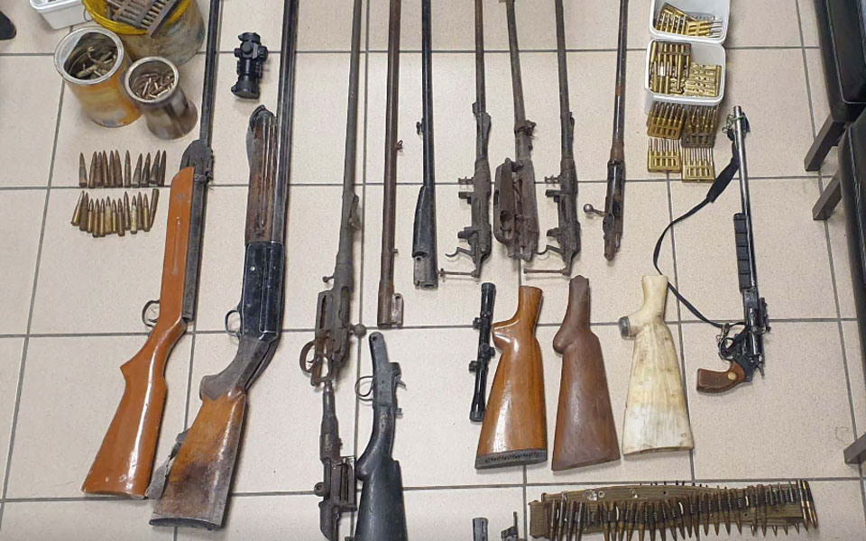 πέλλα-χειροπέδες-σε-δύο-άτομα-που-είχα-562336078