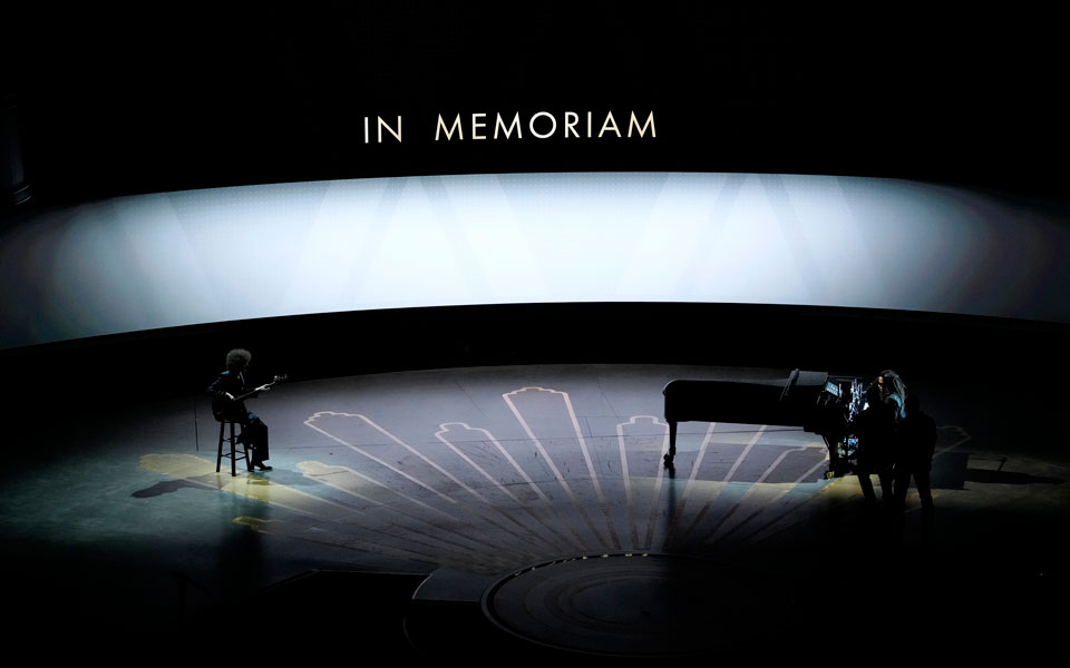 oscars-2023-η-στιγμή-που-η-ακαδημία-τίμησε-την-ει-562320349