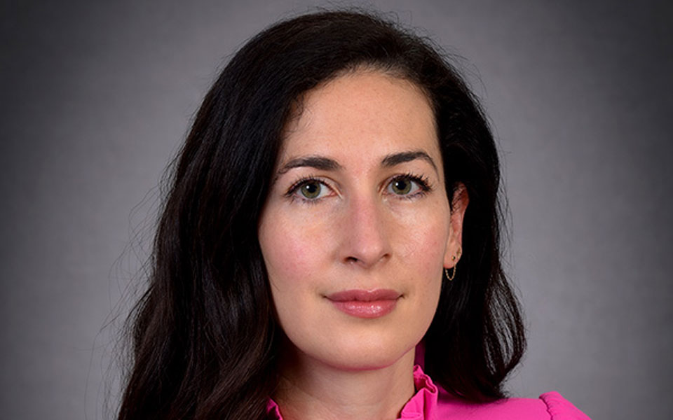 εμιλι-χόλαντ-στην-κ-το-νέο-δόγμα-στρα-562331104