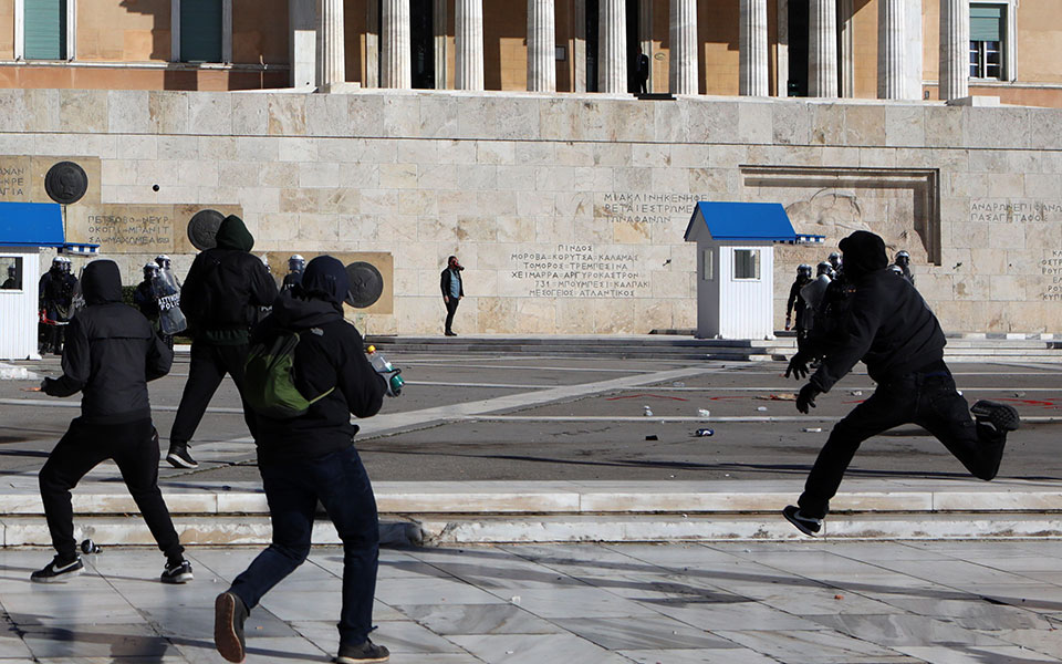 Μαζικές διαδηλώσεις για την τραγωδία στα Τέμπη – Βανδαλισμοί στο κέντρο της Αθήνας-16