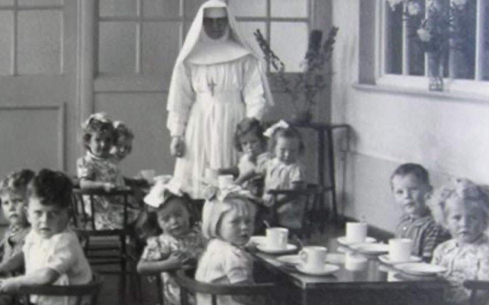 αναγκαστικές-υιοθεσίες-στην-ιρλανδί-562314619