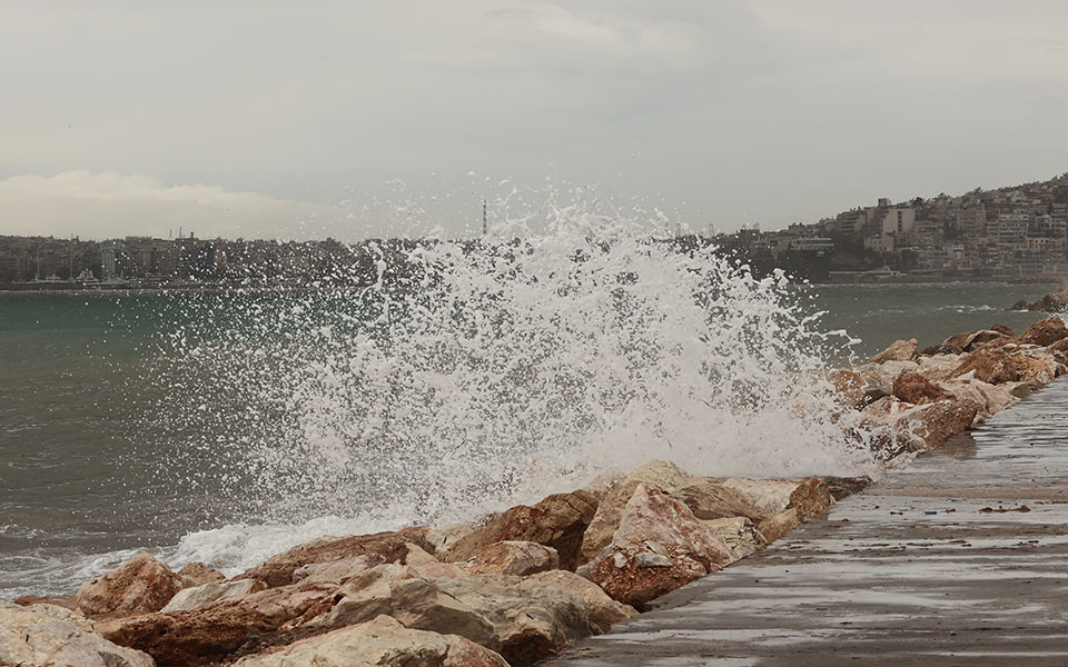 καιρός-έρχονται-καταιγίδες-και-πτώση-562342678