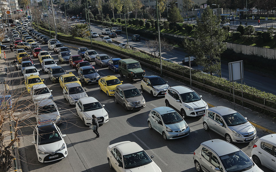 καραμπόλα-τριών-οχημάτων-στον-καρέα-562346686