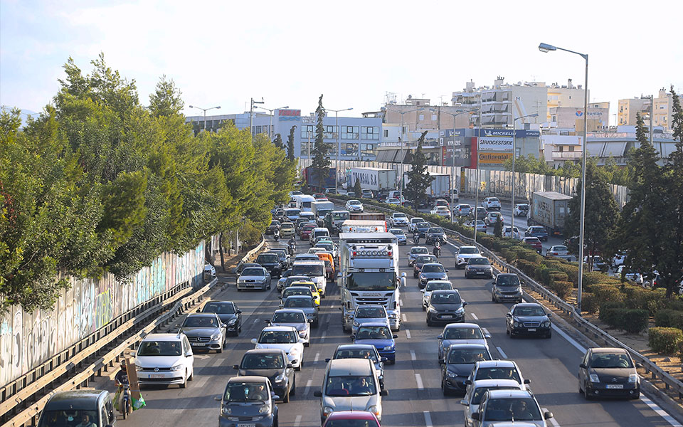 καραμπόλα-τεσσάρων-οχημάτων-στον-κηφ-562332070