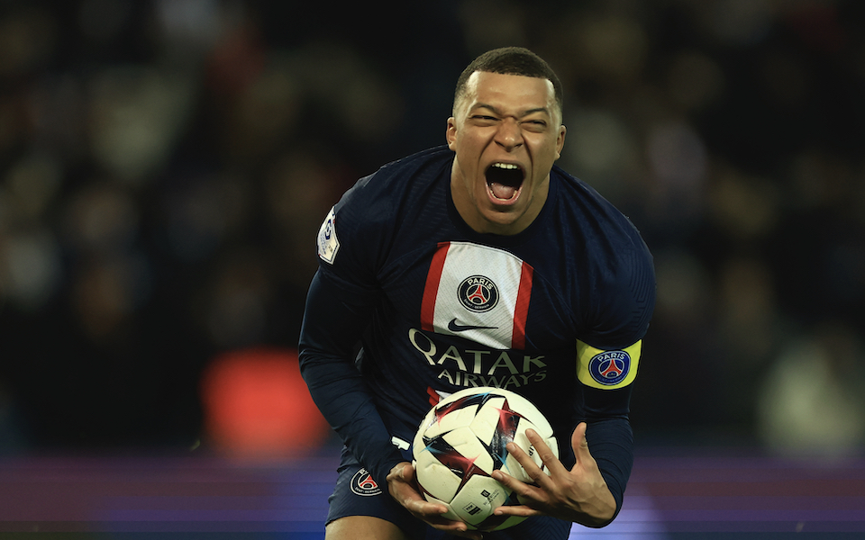 χρυσό-παπούτσι-ίδιο-το-βάθρο-ανεβαί-562308805