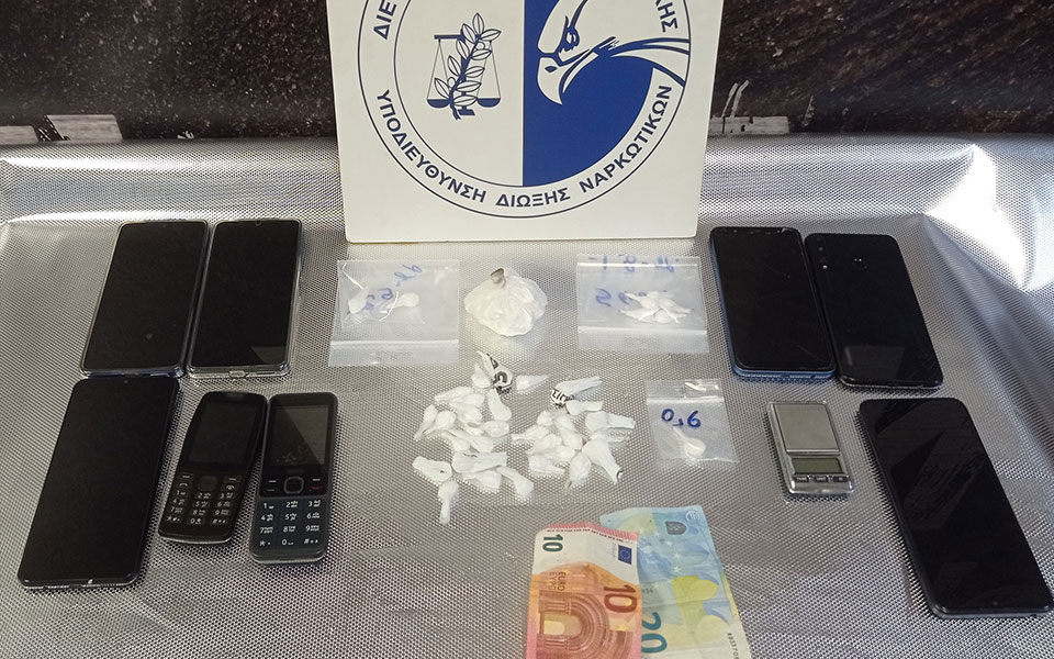 χειροπέδες-σε-πέντε-μέλη-συμμορίας-γι-562315912