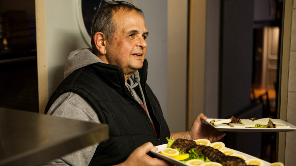 ο-ρεμπέτης-βαγγέλης-κορακάκης-μάς-ξεν-562344688