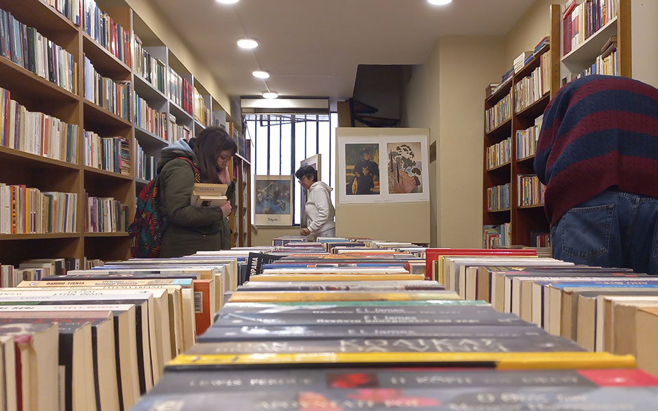 Ενας «ποταμός αγάπης» κράτησε ζωντανό το Παλαιοβιβλιοπωλείο των Αστέγων-1