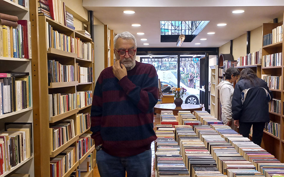 Ενας «ποταμός αγάπης» κράτησε ζωντανό το Παλαιοβιβλιοπωλείο των Αστέγων-2
