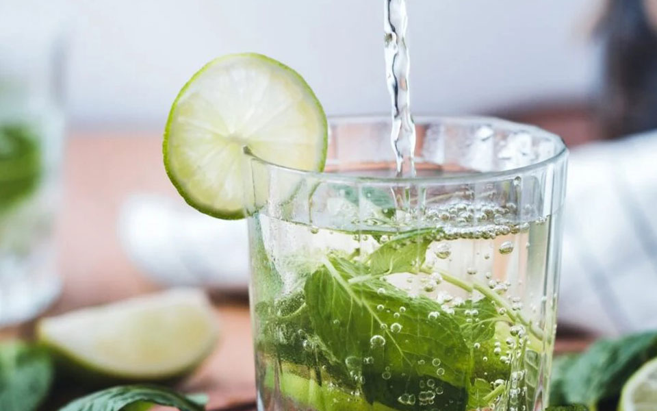 νερό-με-λεμόνι-όλα-τα-οφέλη-για-τον-οργ-562328059