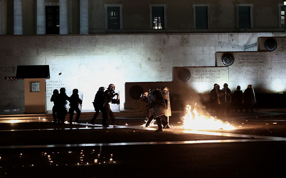 Σύνταγμα: Επεισόδια από κουκουλοφόρους αμαύρωσαν τη συγκέντρωση διαμαρτυρίας-5