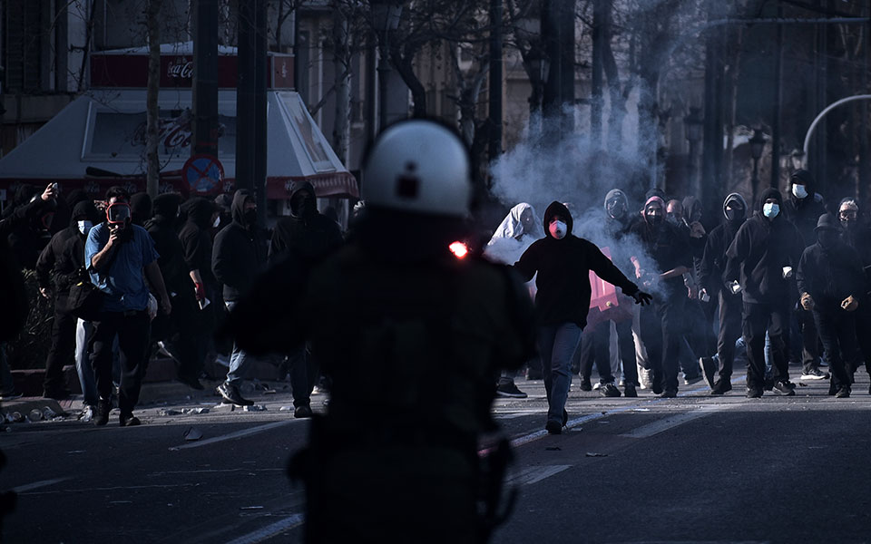 Μαζικές διαδηλώσεις για την τραγωδία στα Τέμπη – Βανδαλισμοί στο κέντρο της Αθήνας-13