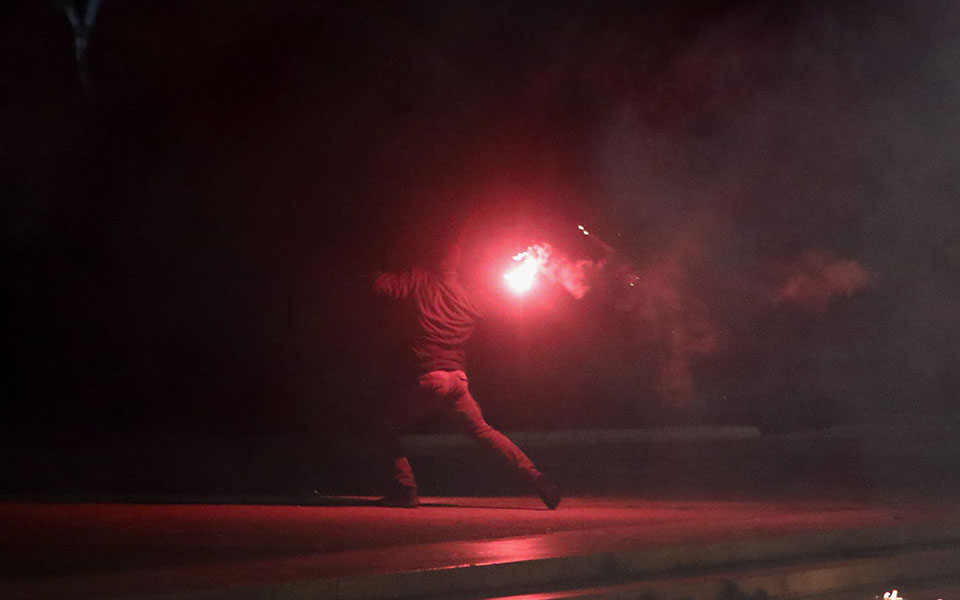 Σύνταγμα: Επεισόδια από κουκουλοφόρους αμαύρωσαν τη συγκέντρωση διαμαρτυρίας-4