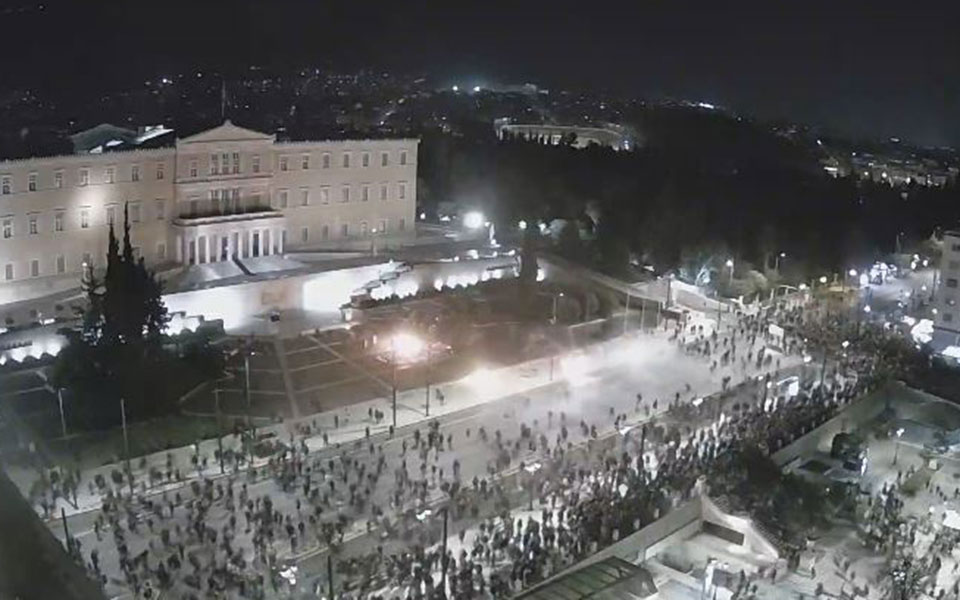 Σύνταγμα: Επεισόδια από κουκουλοφόρους αμαύρωσαν τη συγκέντρωση διαμαρτυρίας-2